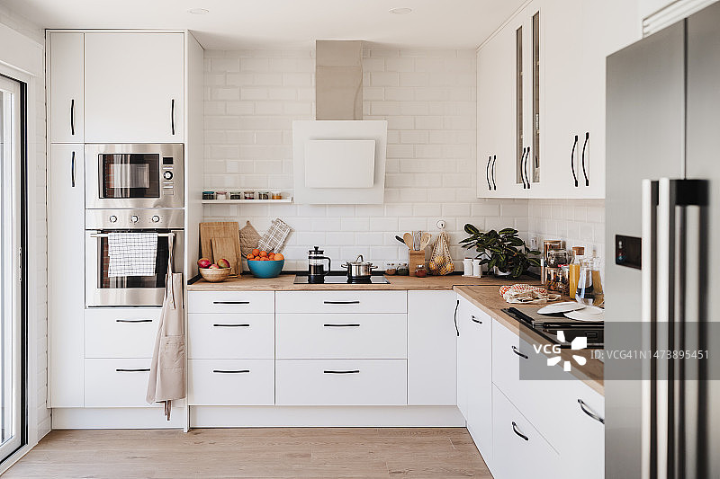 配备橱柜的现代厨房家居设计图片素材