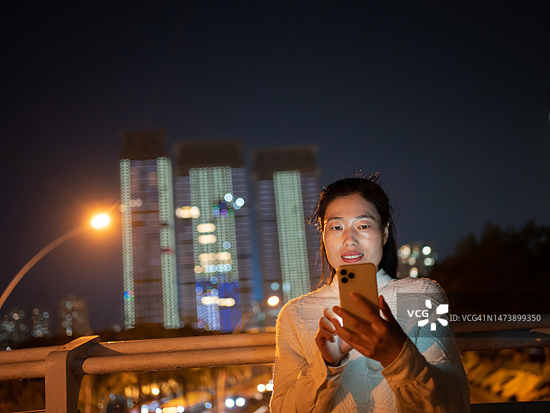 使用智能手机的女人图片素材