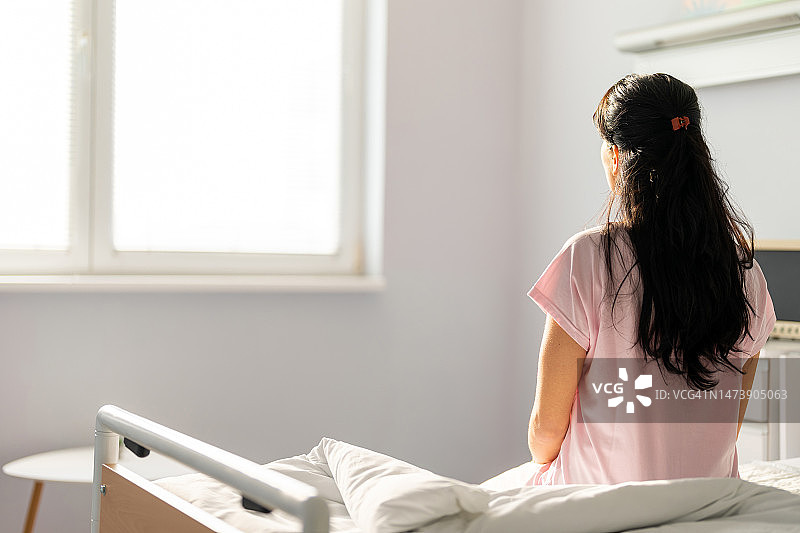 独自在医院病床上休息的女人图片素材