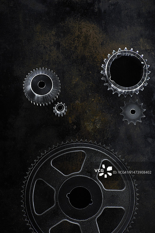 深色表面上的金属齿轮图片素材