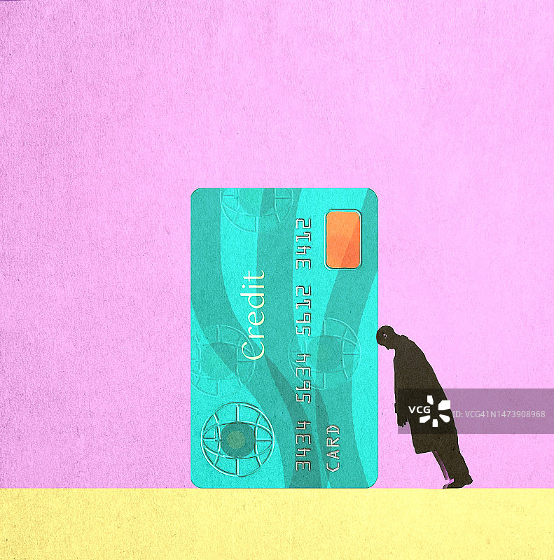 男人倚靠在超大信用卡上的轮廓剪影图片素材