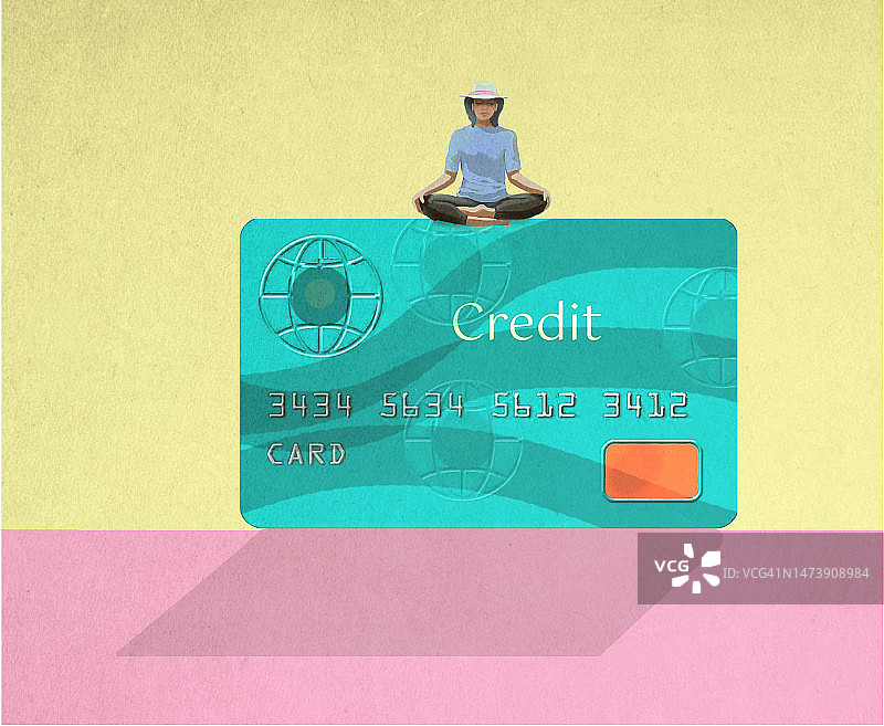 女人在巨型信用卡上冥想图片素材