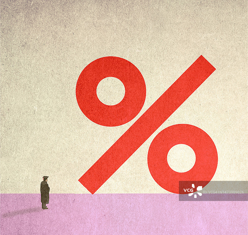 毕业生站立在大型百分号前图片素材