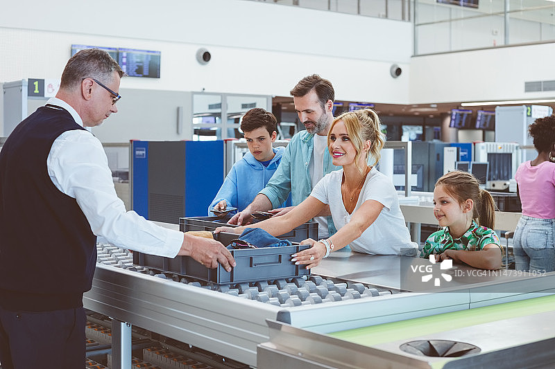 机场安检处的家庭图片素材