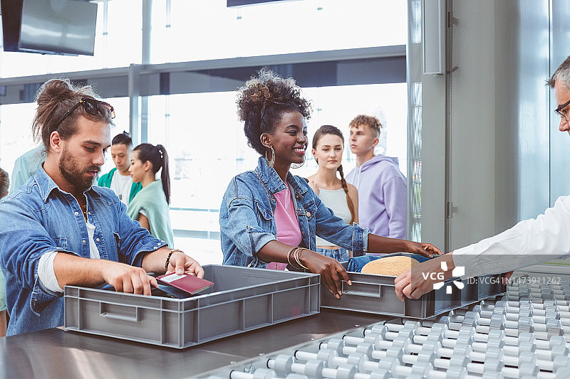 在机场安检处排队的游客图片素材