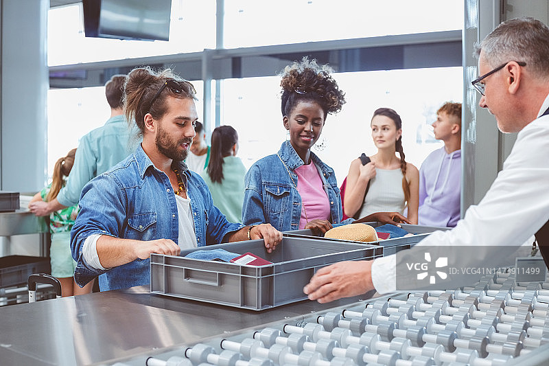 在机场安检处排队的游客图片素材