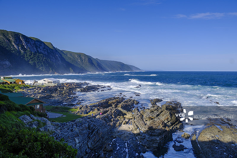 南非东开普省齐齐卡马国家公园暴风河的陡峭河岸图片素材