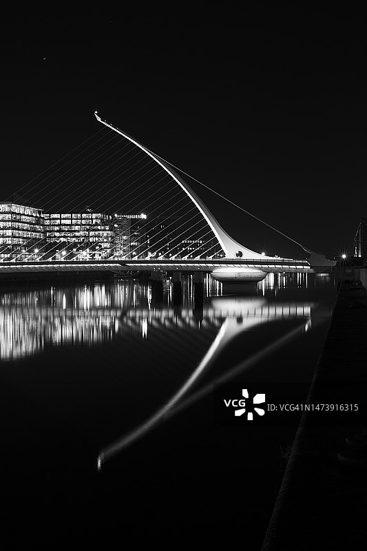 爱尔兰都柏林，倒映在水中的塞缪尔·贝克特黑白桥图片素材