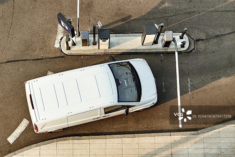 在障碍物前等待的货运车图片素材