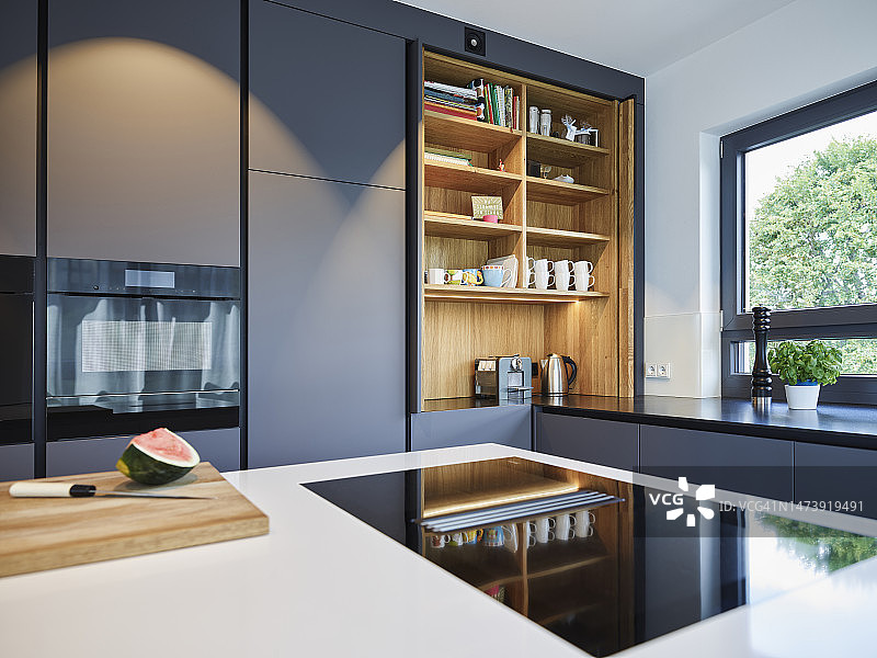 公寓里的现代厨房设计图片素材
