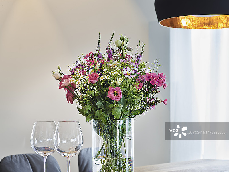 公寓酒杯旁的鲜花花瓶图片素材