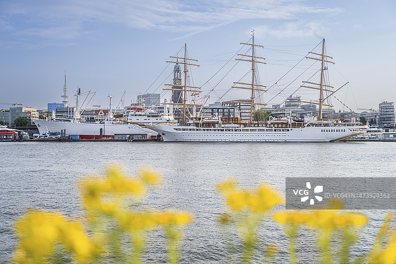 德国汉堡圣保利停泊的帆船图片素材