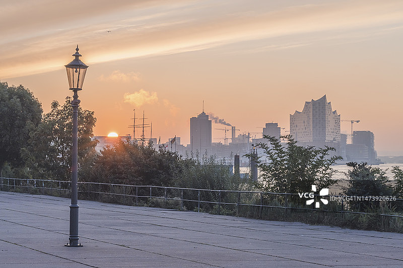 德国汉堡日落时分铺砌区域的孤零路灯图片素材