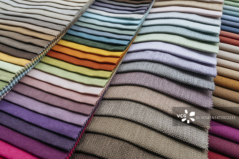成排排列的彩色面料样品图片素材