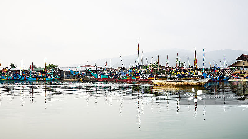 利比里亚凡特人色彩鲜艳的木制渔船港口海景图片素材