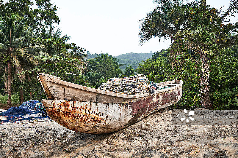 沙洲上带渔网的木制独木舟图片素材