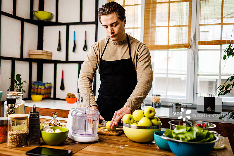 年轻男人准备健康冰沙图片素材