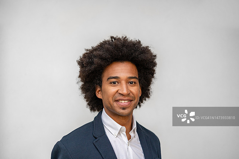 在白色背景下微笑的商人图片素材