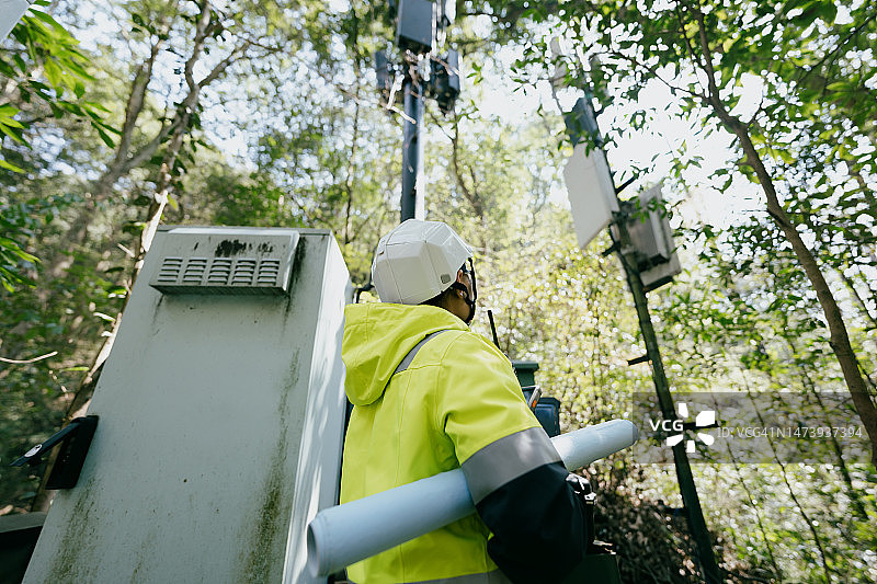 5G通信工程师正在建设信号基站图片素材