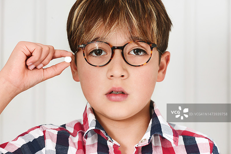 正在服药的男孩图片素材