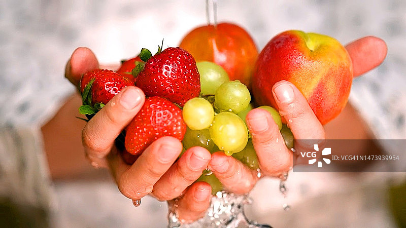 女子在印度尼西亚雅加达手持水果特写图片素材