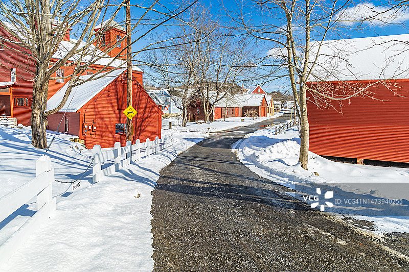 冬季新罕布什尔州新波士顿的空旷道路图片素材