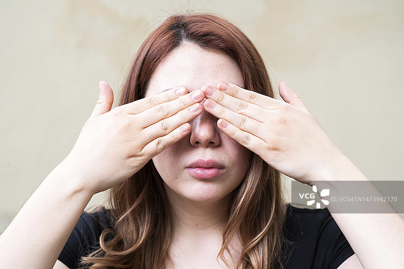 蒙住眼睛的年轻白人拉丁裔女子图片素材