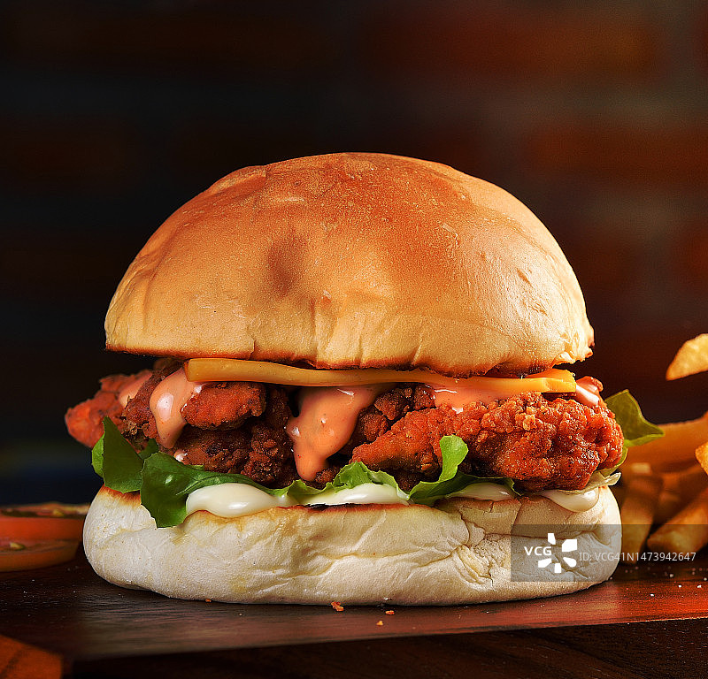 木制案板上的鸡肉芝士汉堡图片素材