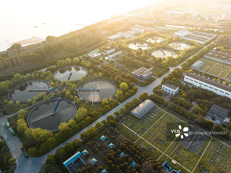 城市日落时的污水处理厂图片素材