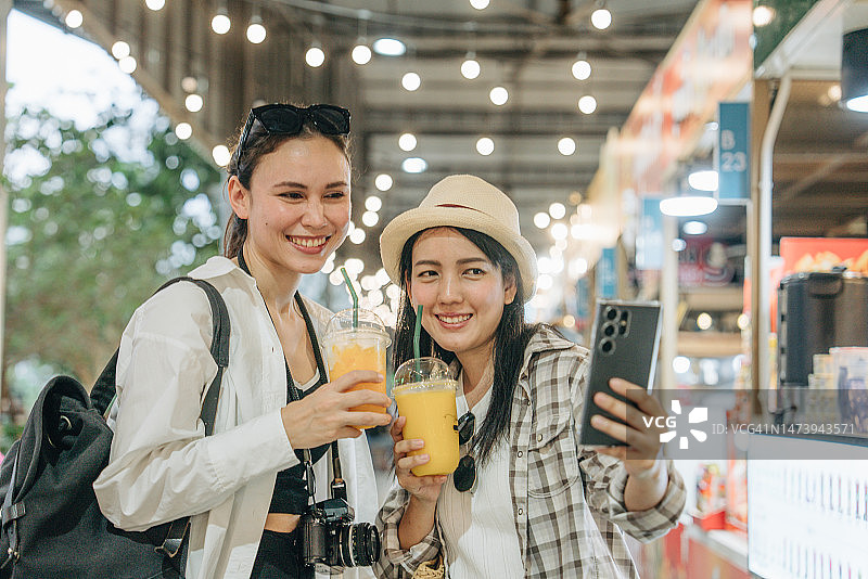 游客享受街头美食图片素材