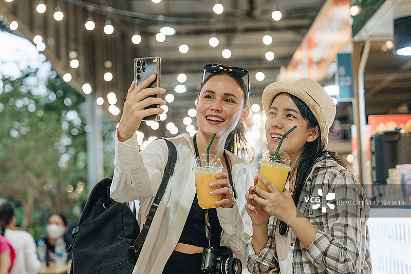游客享受街头美食图片素材