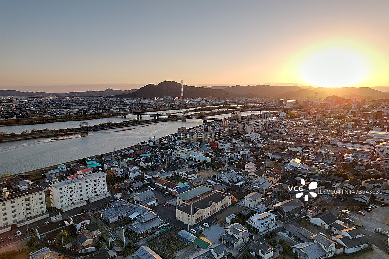 日落时分城镇景观的俯视角度图片素材