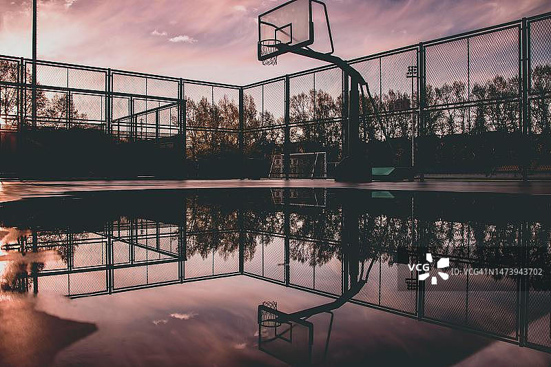 日落时分的篮球框剪影图片素材