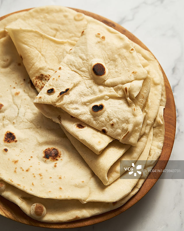 白色背景上的软薄脆饼自制新鲜烘焙的薄脆饼图片素材