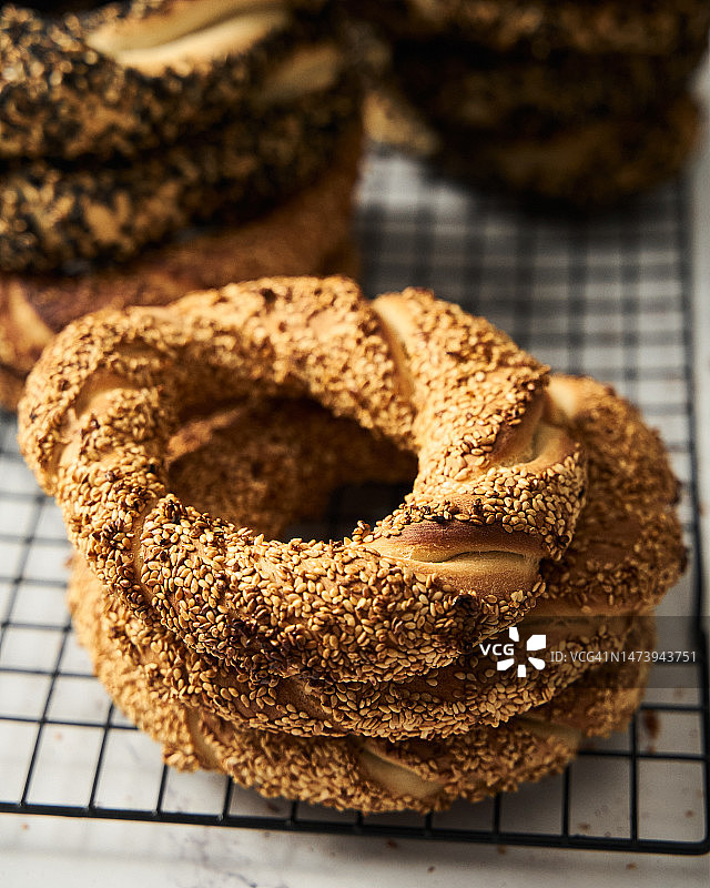 土耳其芝麻面包圈堆叠特写：自制芝麻圈图片素材