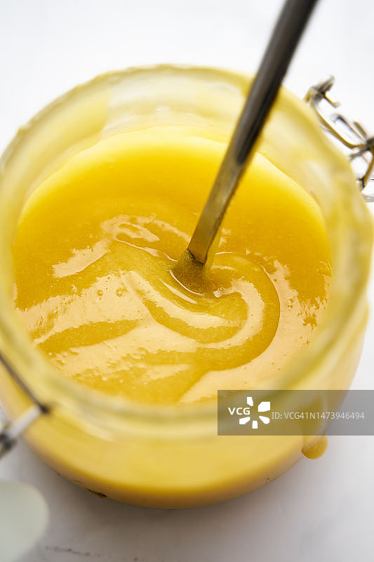 罐装柠檬酱，勺子露出罐口，俯视图图片素材