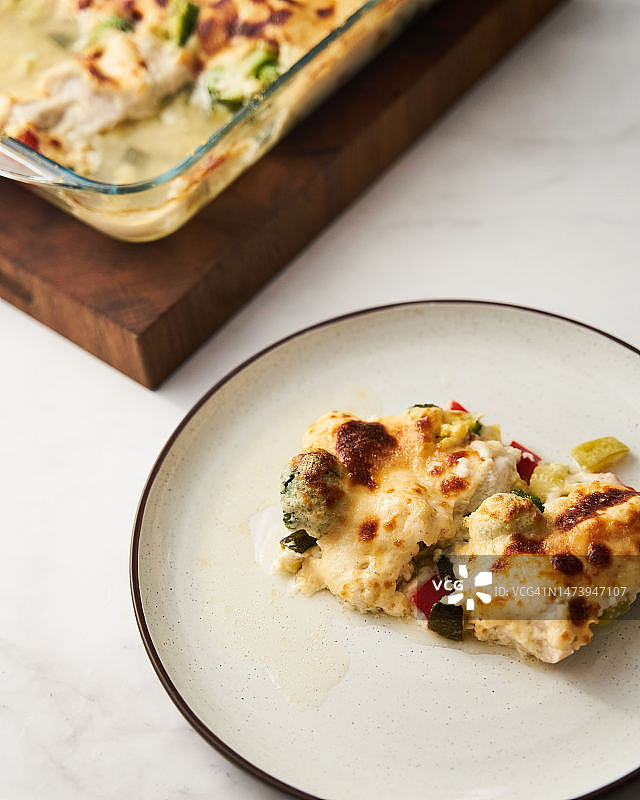 焗烤鸡胸肉配蔬菜和奶油沙司图片素材