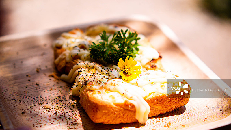 涂有蛋黄酱的烤白面包片（罗马尼亚）图片素材
