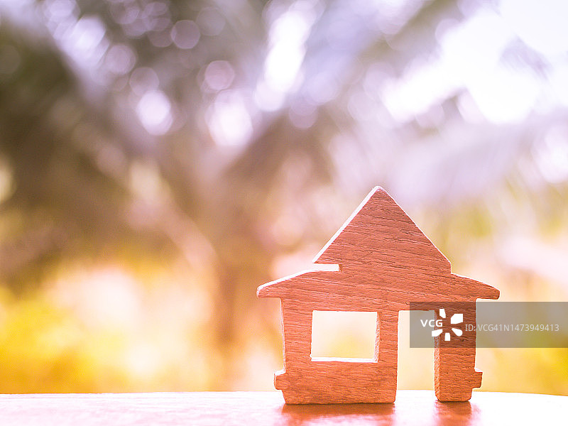 木质房屋模型置于书桌上，背景虚化，罗马尼亚。图片素材