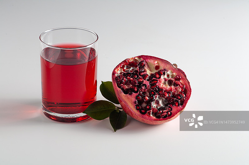 白色背景下的玻璃杯饮品特写，乌克兰图片素材