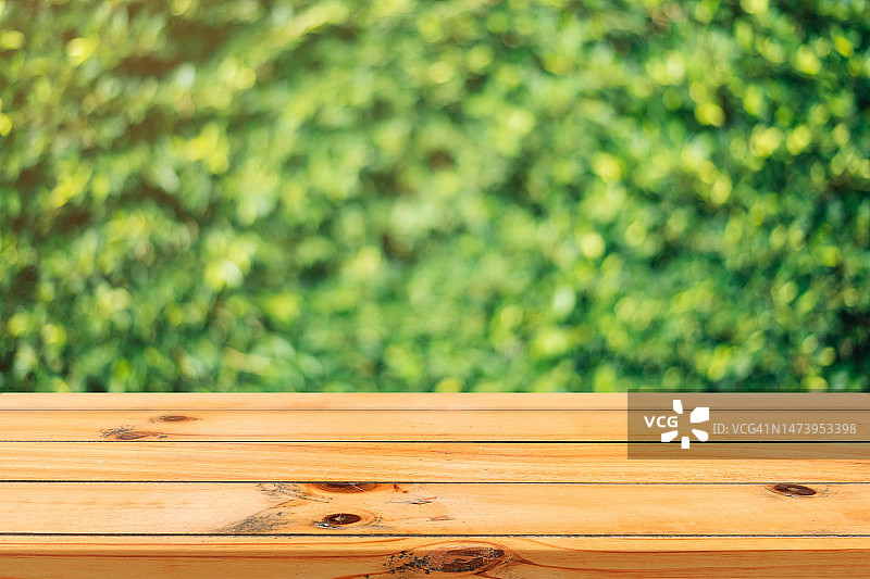 植物背景下的木桌特写，印度尼西亚图片素材