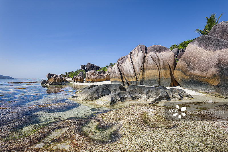 美丽的热带海滩Anse Source d´Argent，有雕刻的花岗岩和棕榈树——拉迪格岛，塞舌尔，印度洋群岛。图片素材