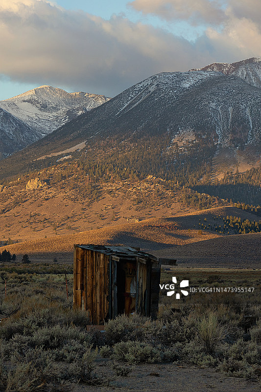 东部内华达山脉脚下废弃的旧户外小屋，黎明时分图片素材