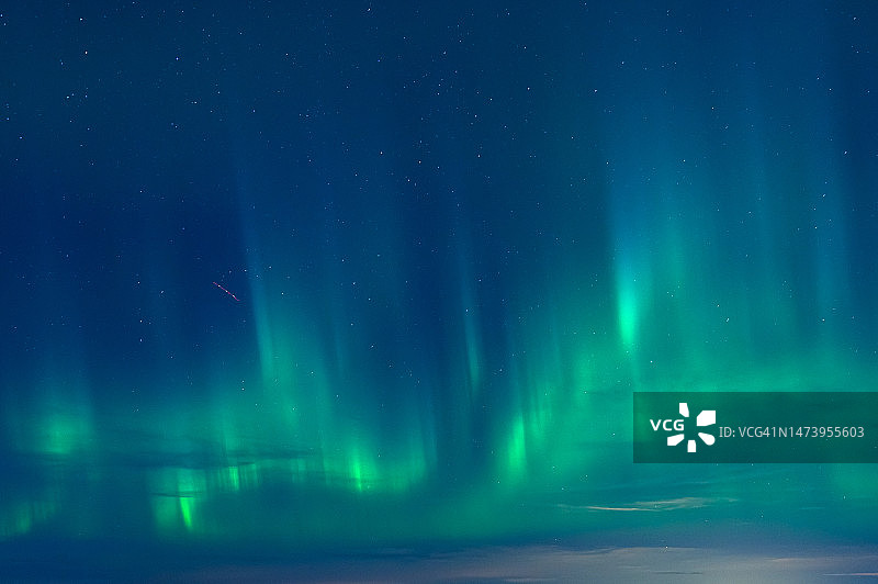 爱沙尼亚塔林夜空的绿色北极光图片素材