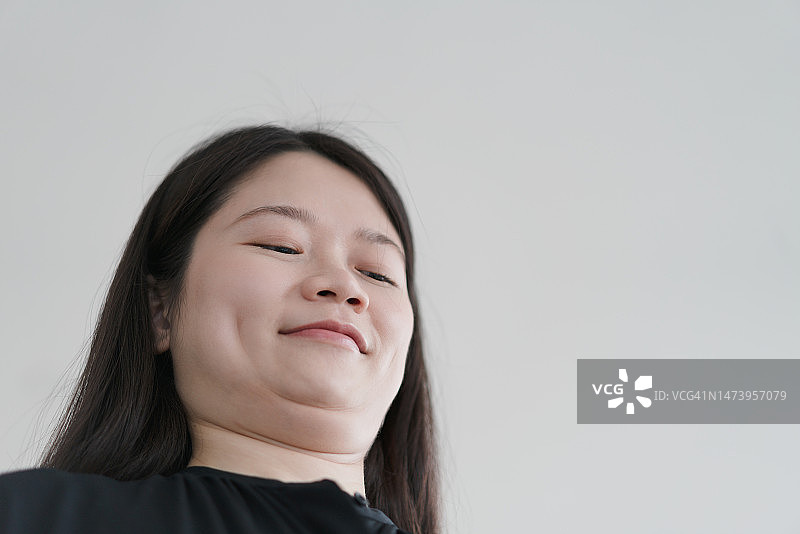 展示双下巴的女人图片素材