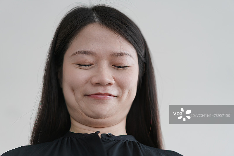 展示双下巴的女人图片素材