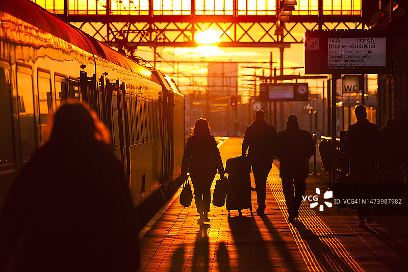 在海牙荷兰斯普尔火车站站台上开往布鲁塞尔的城际列车图片素材
