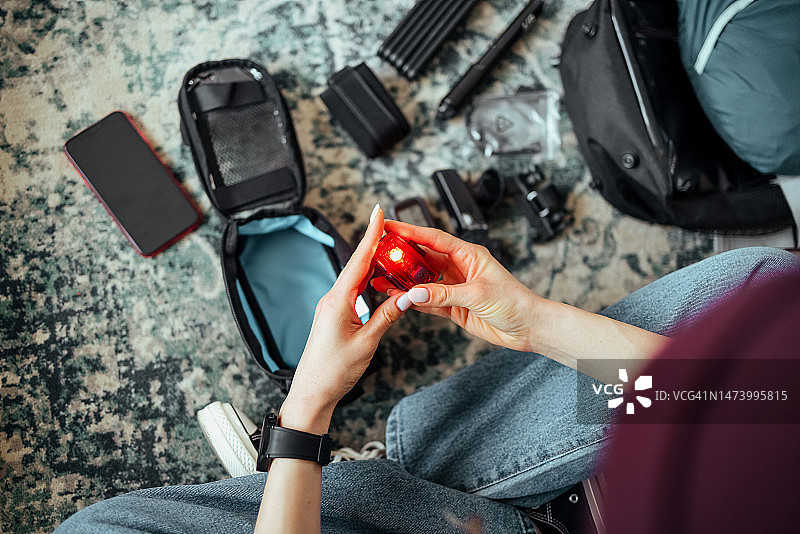 女人拿着自行车灯图片素材