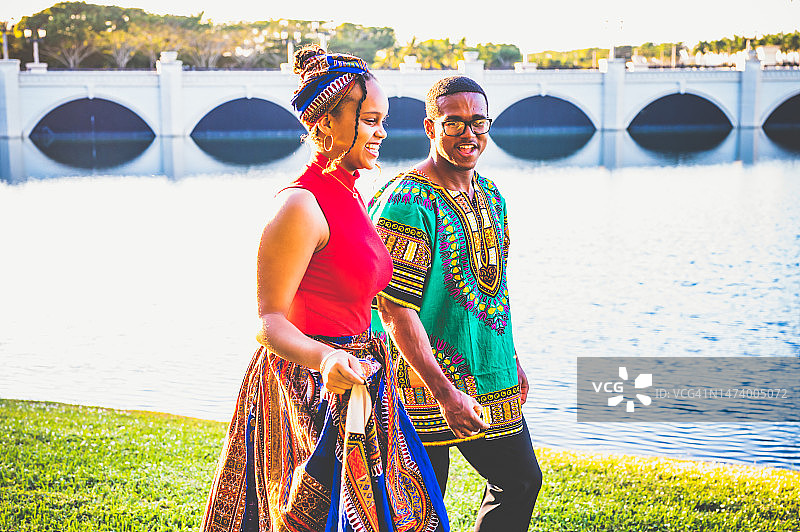 身穿非洲传统服饰的情侣在宽扎节合影图片素材