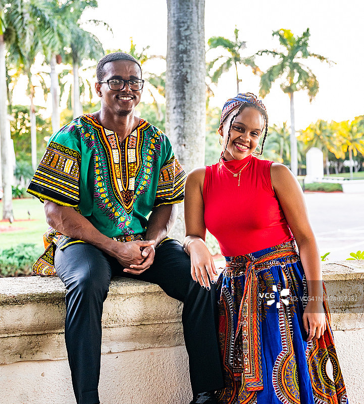 身穿非洲传统服饰的情侣在宽扎节合影图片素材